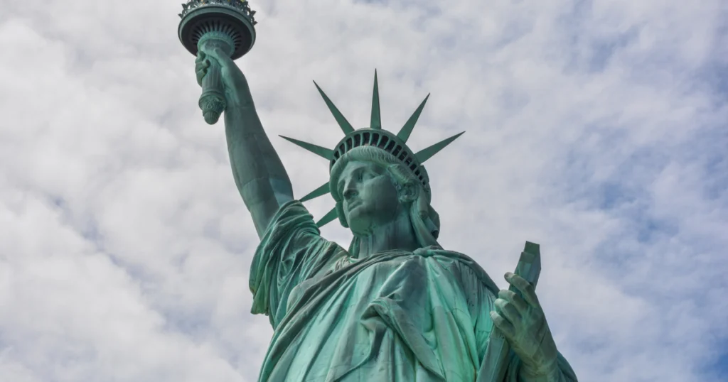 photo d'une statue de la liberté pour illustrer le fait de voyager à newyork