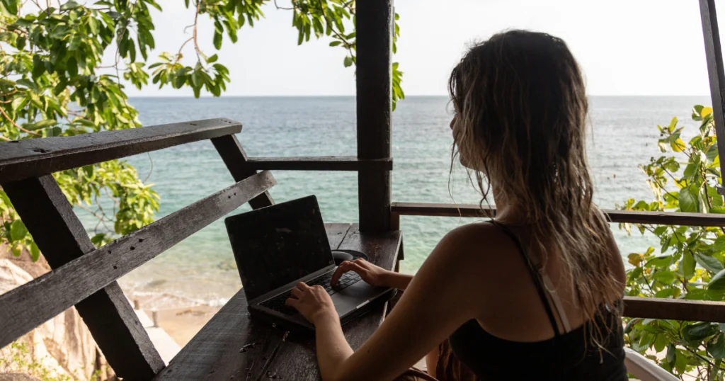 photo d'une digital nomads qui cherchent des solutions