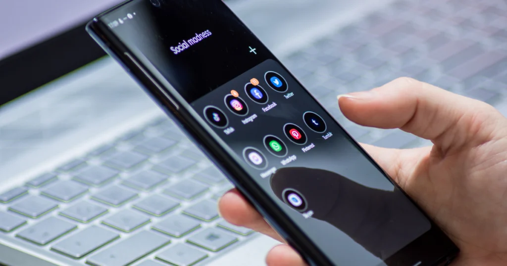 photo d'un téléphone et d'applications utiles sans wifi