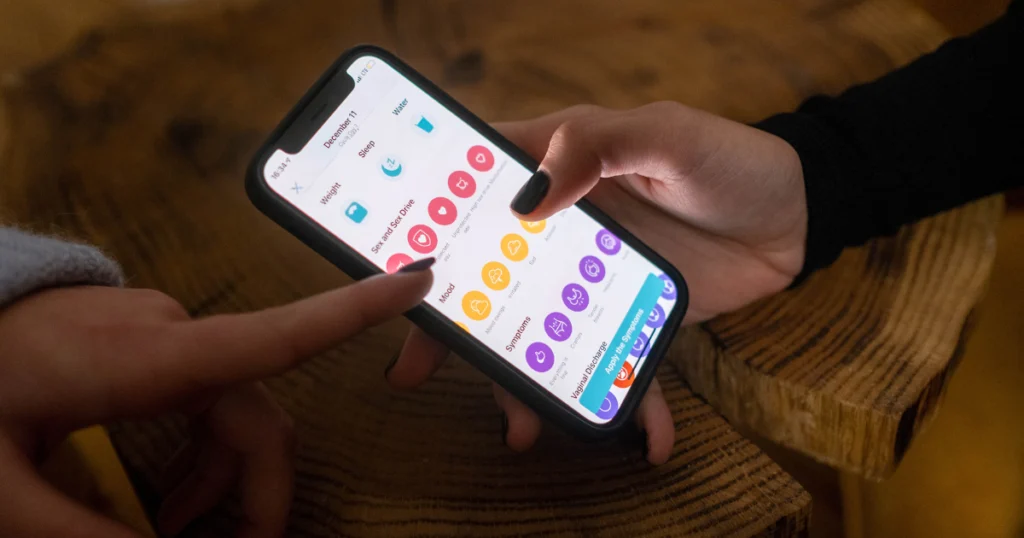 photo d'un téléphone avec applications pour voyager sans avoir internet