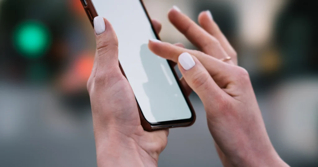 photo d'un téléphone pour illustrer les erreurs que l'on peut faire quand on choisit une carte sim prépayée